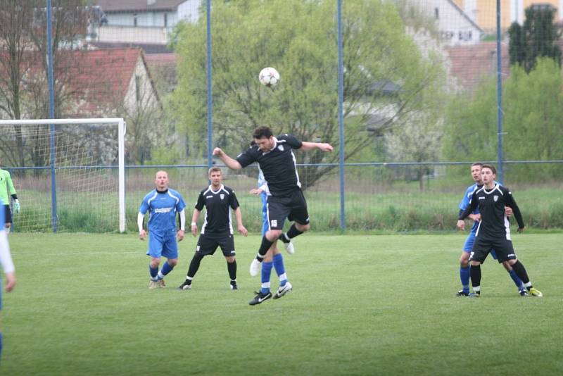 Zápas fotbalové I. B třídy mezi Lužkovicemi (v černém) a Veselou ovládli domácí 2:0.