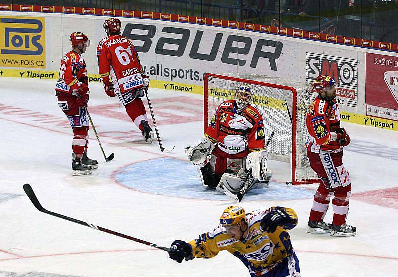 Extraligoví hokejisté Zlína se v úvodním střetnutí čtvrtfinálové série play off se svým soupeřem pražskou Slávií nepárali.