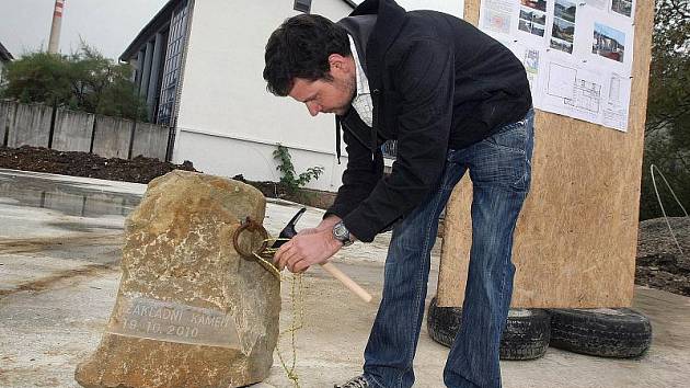 Základní kámen nové haly pro horolezeckou stěnu poklepali v úterý 19. října ve Zlíně zastupci kraje a horolezců.