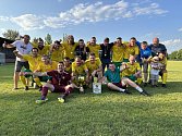 Fotbalisté Hvozdné převzali pohár a medaile pro vítěze okresního přeboru.