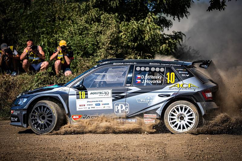 Spokojen  s pátým místem se vrátil z hustopečské rallye kelčský automobilový závodník Dominik Stříteský, jenž pilotuje Škodu Fabii R5.