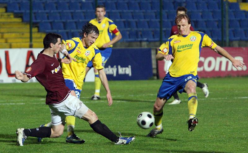 Tescoma Zlín (v žlutém) se snaží ubránil jednogólový náskok 2:1 při závěrečném tlaku Sparty Praha během zápasu v neděli 10. května.