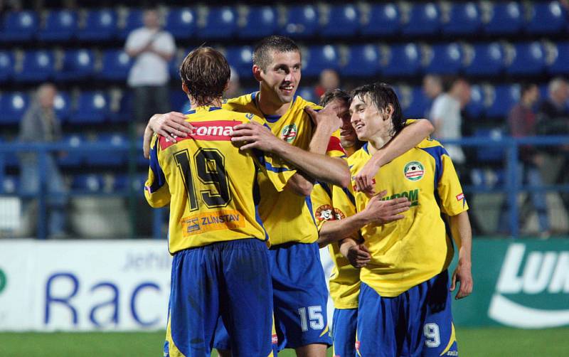 Hráči mužstva Tescoma Zlín se radují z vítězství 2:1 nad Spartou Praha během po zápase v neděli 10. května.