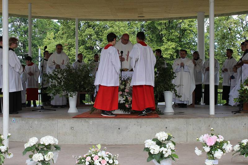 V neděli 18. června 2017 zaplnili park Komenského ve Zlíně věřící ze zlínské farnosti sv. Filipa a Jakuba, aby oslavili významný svátek, tzv. Boží Tělo. Slavnostní mše svatá začala v 10 hodin dopoledne v parkovém altánku. Po ní následovalo požehnání celém