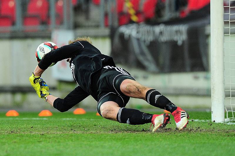 Fotbalové utkání HET ligy mezi celky SK Slavia Praha  a FC Fastav Zlín 1. dubna v Praze. Zdeněk Zlámal likviduje penaltu Milana Škody.