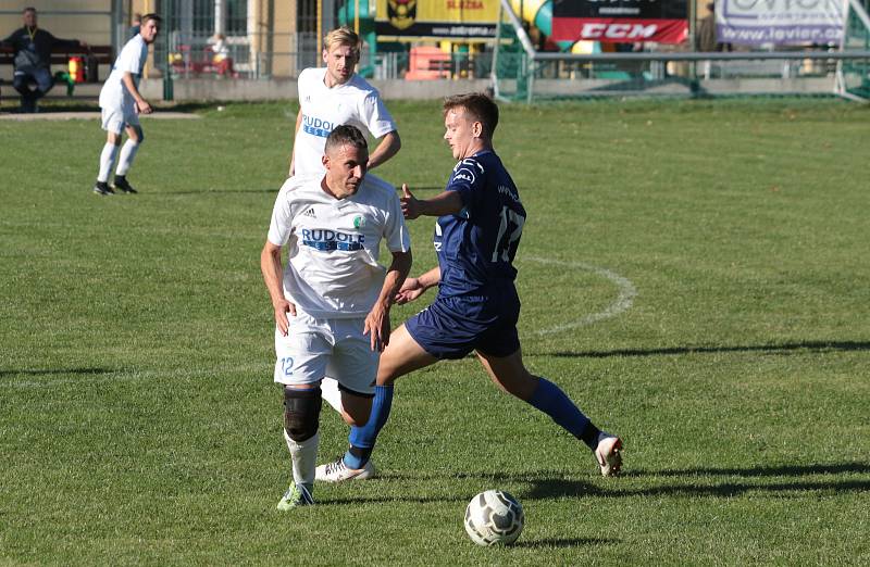 Fotbalisté Malenovic (v modrých dresech) prohráli v 9. kole I. B třídy skupiny B s vedoucím Fryštákem 0:7.