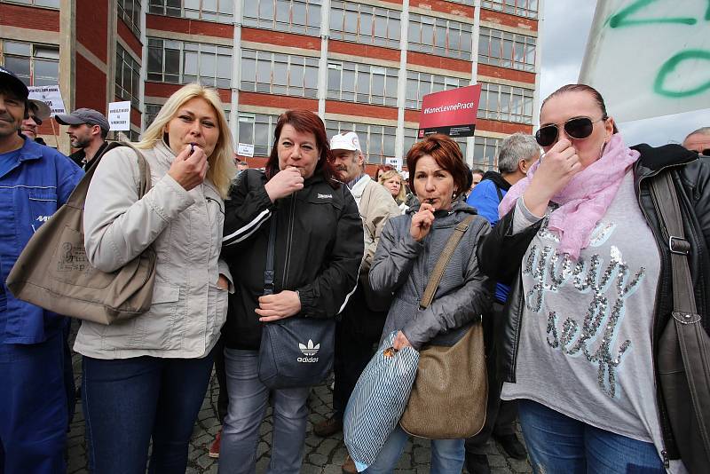 Výstražná stávka zaměstnanců před firmou Mitas ve Zlíně.