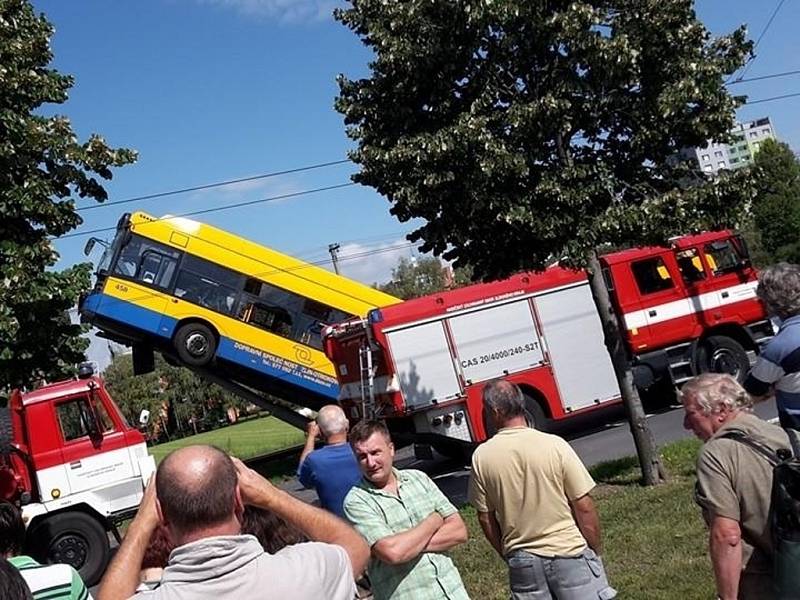 Situace na místě nehody trolejbusu v Otrokovicích-Kvítkovicích