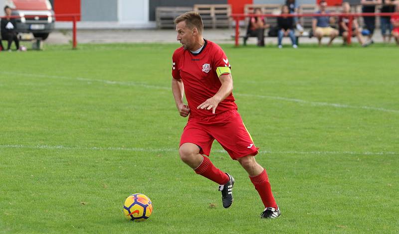 Fotbalisté Příluk (v červeném) ve své premiéře po návrati do I. B třídy ve skupině A o víkendu porazili 2.1 Krhovou.