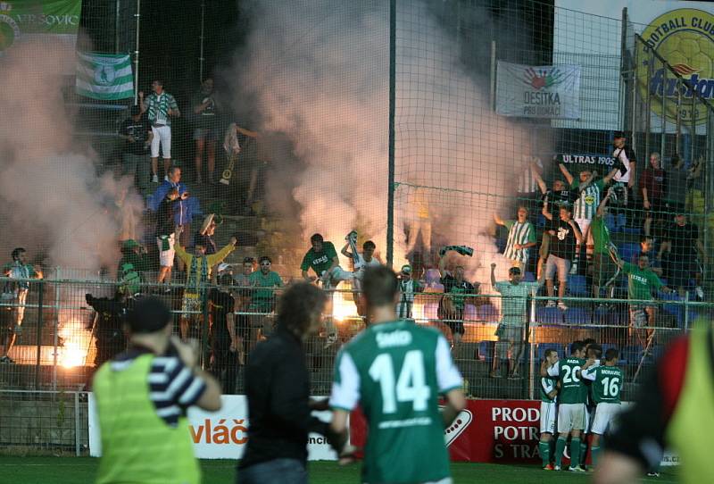 Druholigoví fotbalisté Fastavu Zlín (ve žlutém) ve 4. kole doma podlehli Bohemians 1905 0:1 brankou z velmi příšně nařízené penalty.