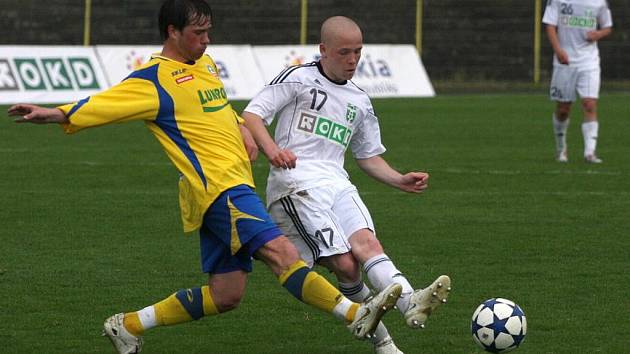 Fotbalisté Karviné (v bílém) zdolali doma v nejlepším utkání sezony Zlín 4:3. Přestřelka a výborný druholigový fotbal v podání obou celků nadchl diváky.