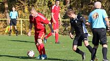 Fotbalisté Mladcové (červené dresy) v šlágru víkendu I.B. třídy skupiny B porazili Lužkovice 4:0.