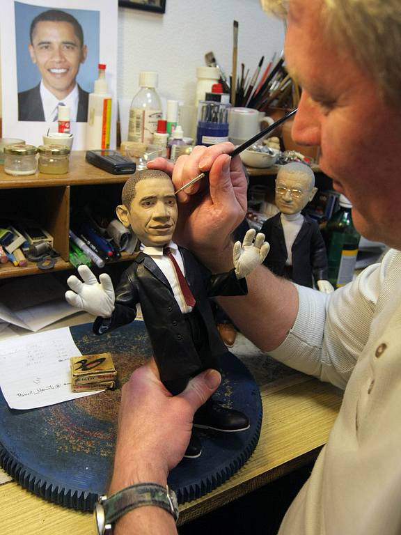Zlínský loutkář Jaroslav Navrátil vytvořil další loutku politické celebrity, prezidenta USA Baraka Obamu.