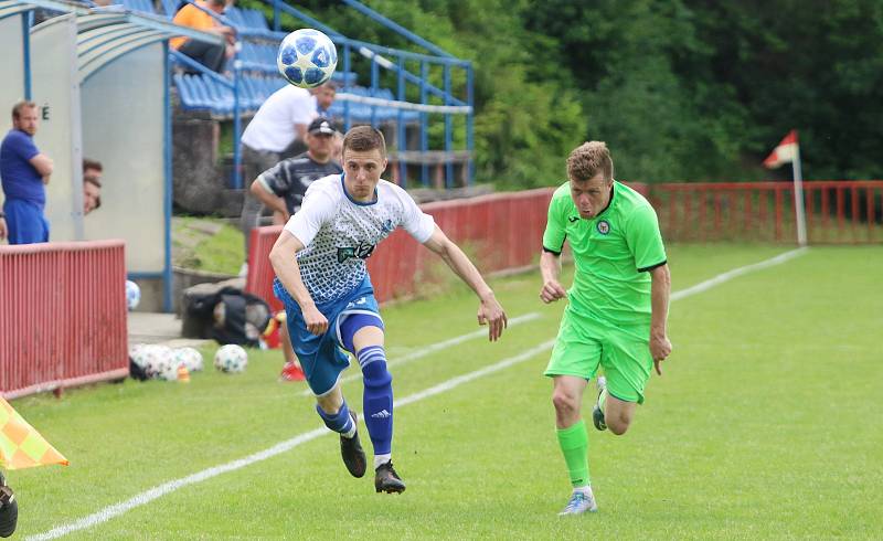 Fotbalisté Otrokovic (v bílých dresech) si v sobotu dokázali poradit s divizním Přerovem 4:2.