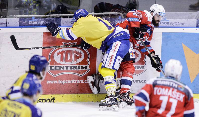 Hokejové utkání Tipsport extraligy v ledním hokeji mezi HC Dynamo Pardubice (červenobílém) a HC Aukro Berani Zlín ( ve žlutomodrém) v pardudubické Tipsport areně.