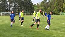 Fotbalisté Mladcové (žluté dresy) v semifinále KFS prohráli s Kateřinicemi 1:3.