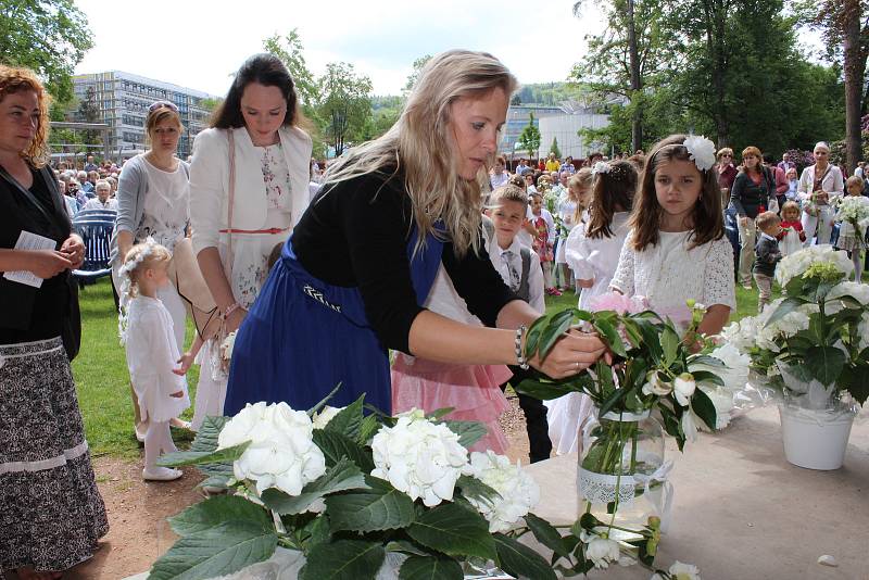 V neděli 18. června 2017 zaplnili park Komenského ve Zlíně věřící ze zlínské farnosti sv. Filipa a Jakuba, aby oslavili významný svátek, tzv. Boží Tělo. Slavnostní mše svatá začala v 10 hodin dopoledne v parkovém altánku. Po ní následovalo požehnání celém