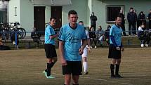 Fotbalisté Tlumačova (bílé dresy) v dohrávce 11. kola krajské I. B třídy skupiny C podlehli Polešovicím 0:2.