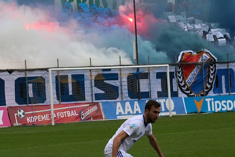 Fotbalisté Zlína (ve žlutých dresech) proti Baníku Ostrava