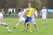 Fotbalisté Zlína B (žluté dresy) ve 25. kole MSFL prohráli v derby na Vršavě s juniorkou Slovácka 0:1.