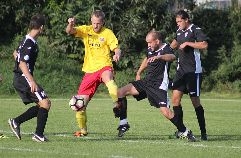 Fotbalisté Příluk (ve žlutém) doma v 6. kole krajské I. B třídy skupiny B podlehli Lužkovicím