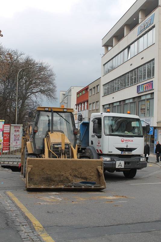 Při opravě hlavního vodovodního potrubí v Bartošově ulici ve Zlíně narazili technici na vymletou jámu, do které by se vešel téměř celý automobil.