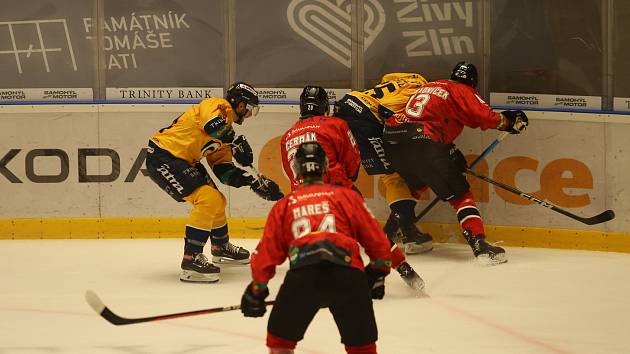 Zlínští hokejisté (žluté dresy) dnes měli dohrávku 16. kola Chance ligy se Znojmem.
