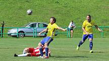 Fotbalisté Luhačovic (ve žlutém) ve druhém zápase krajského přeboru doma porazili Brumov 2:0.