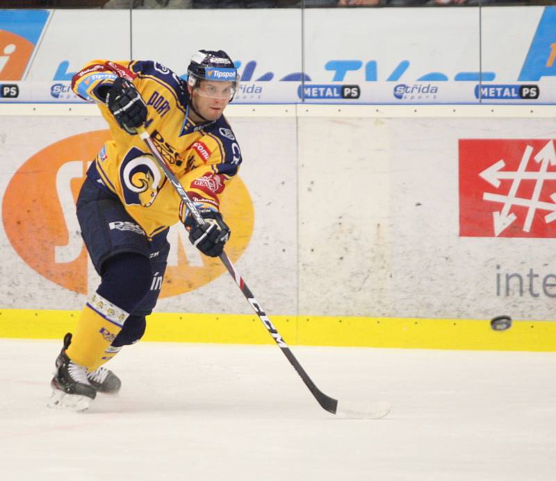 Extraligoví hokejisté PSG Berani Zlín (ve žlutém) v úterní předehrávce 11. kola podlehli pražské Spartě.