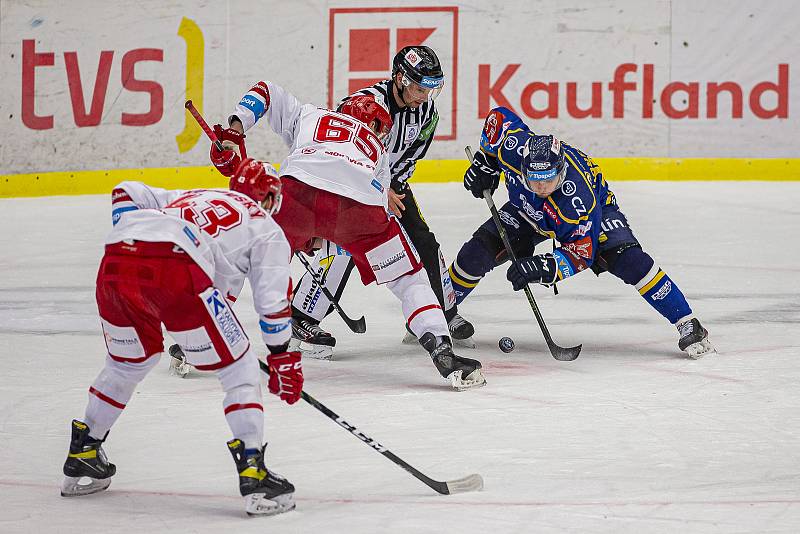 Hokejisté Zlína (v modrém) proti Třinci.