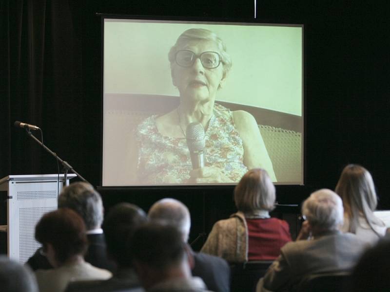 ÚČAST NA DÁLKU. Mezi příbuznými Jana Antonína, kteří přicestovali na zlínskou konferenci, nebyly jeho dcery Jana a Edita (na snímku). Dalekou cestu nemohly absolvovat ze zdravotních důvodů, ale promluvily alespoň ze záznamu. 