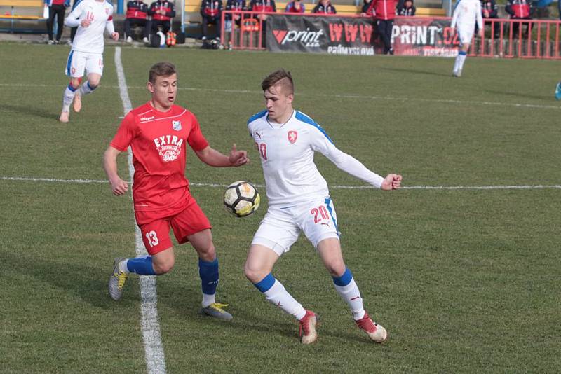 Otrokovičtí fotbalisté (v červených dresech) v generálce na jarní část MSFL podlehli české reprezentaci do devatenácti let 1:2.