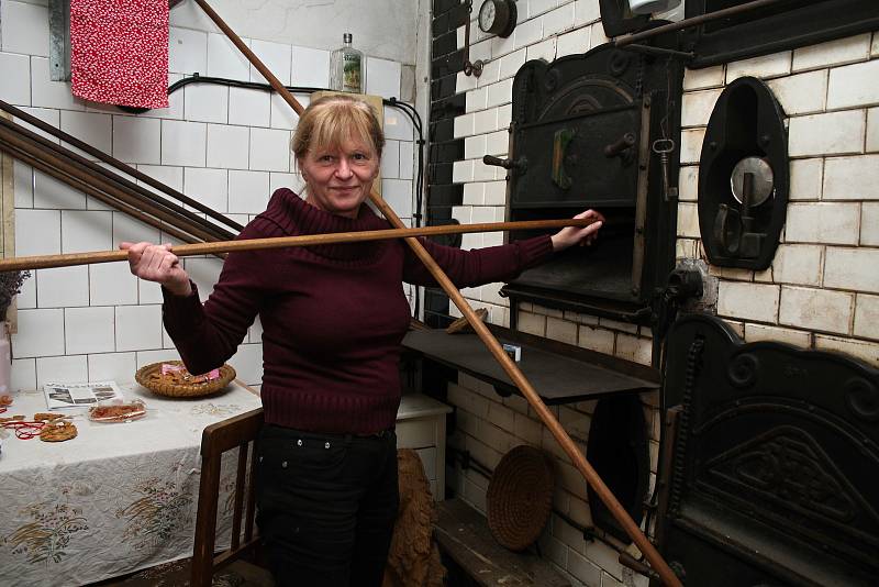 Unikátní téměř stoletá parní pec v Halově pekárně ve Vizovicích v říjnu 2020. Pokračovatelka pekařského rodu Helena Kučerová ukazuje, jak se do pece sázelo.