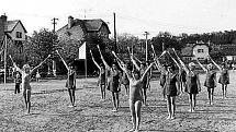 ŽELECHOVICE NAD DŘEVNICÍ, SPARTAKIÁDA. Ženy i muži předvedli své sportovní dovednosti na spartakiádě v roce 1975. Akce oživila dění v obci.