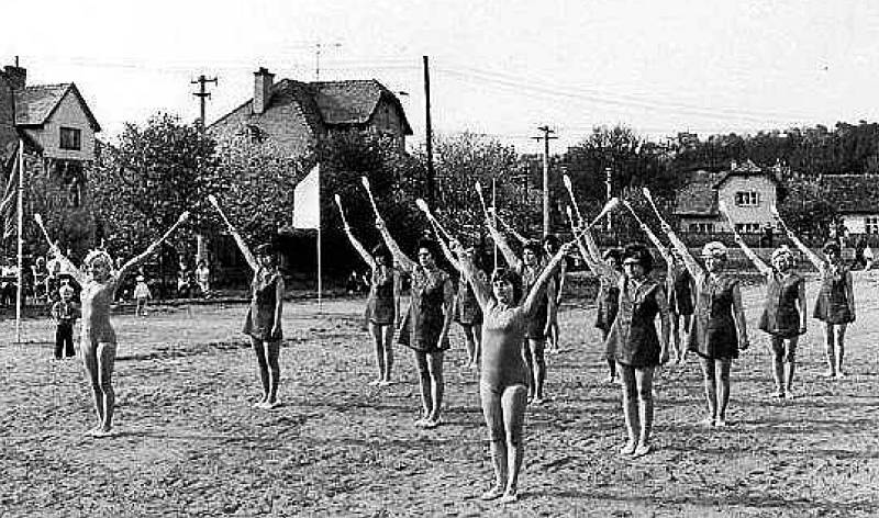 ŽELECHOVICE NAD DŘEVNICÍ, SPARTAKIÁDA. Ženy i muži předvedli své sportovní dovednosti na spartakiádě v roce 1975. Akce oživila dění v obci.