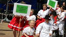 Dětský folklórní festival Májíček. XIII. ročník tradičního česko-slovenského festivalu dětských folklórních souborů před kostelem Panny Marie Pomocnice křesťanů na Jižních Svazích