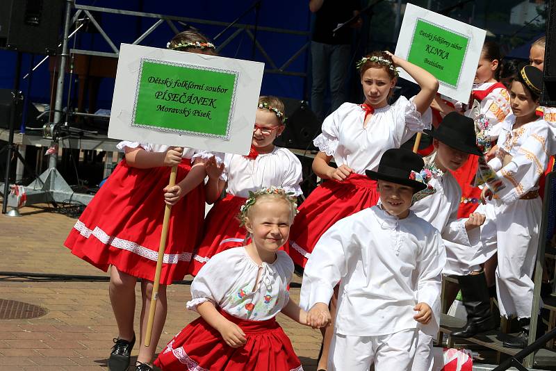 Dětský folklórní festival Májíček. XIII. ročník tradičního česko-slovenského festivalu dětských folklórních souborů před kostelem Panny Marie Pomocnice křesťanů na Jižních Svazích