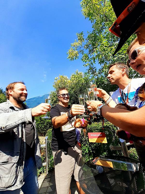 Ve zlínské zoo pokřtili v rámci 61. ročníku Zlín Film Festu Dana Morávková, Martin Dejdar a Roman Vojtek mláďata vydry obrovské. Dostala jména Vašík, Danuška a Janička.