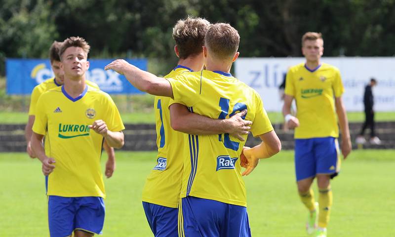 Fotbalisté Zlína B (žluté dresy) v 5. kole MSFL přehráli Znojmo 4:0. Foto: Jan Zahnaš