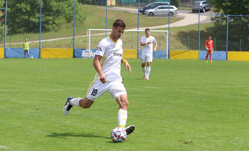 Fotbalisté Zlína (bílé dresy) v úvodním letním přípravném zápase přehráli třetiligový Uničov 5:1.