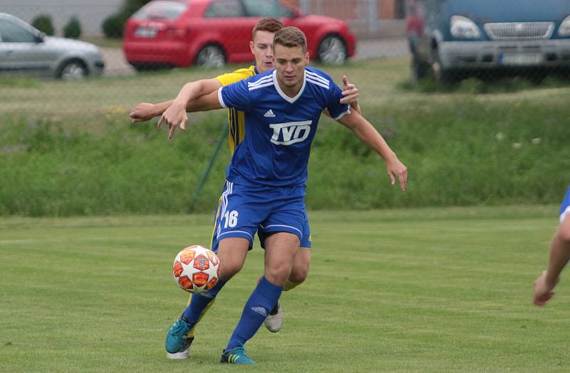 Fotbalisté Slavičína (v modrých dresech) na úvod přípravy zvítězili na Vršavě se Zlínem B 2:1