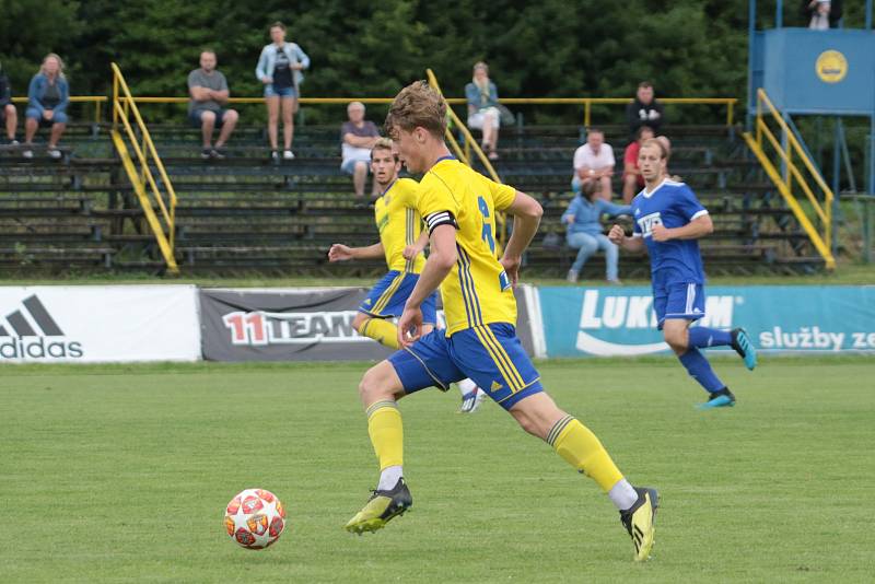 Fotbalisté Slavičína (v modrých dresech) na úvod přípravy zvítězili na Vršavě se Zlínem B 2:1