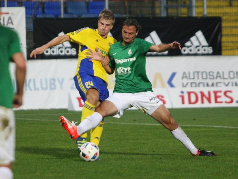 Lídr I. fotbalové ligy Fastav Zlín (ve žlutém) v 9. kole hostil na Letné Jablonec.