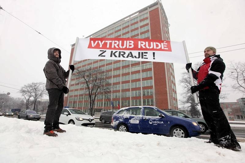 Demonstrace proti KSČM v radě Zlínského kraje.