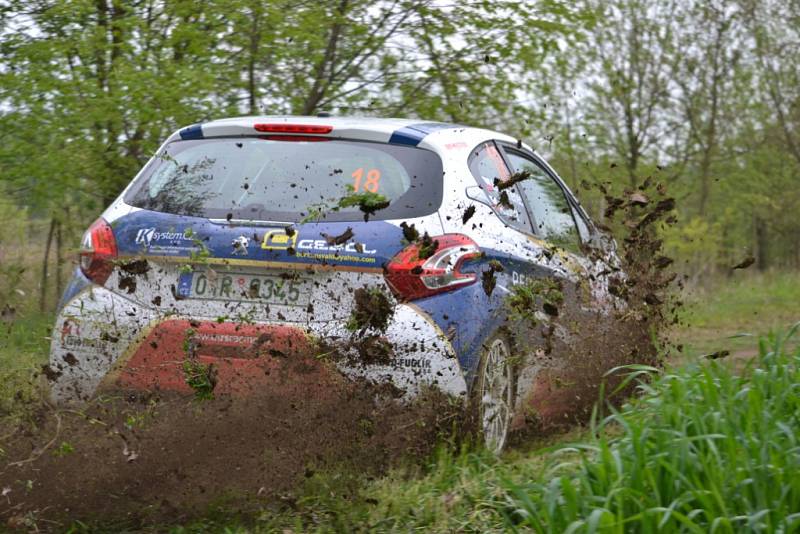 Cenné vítězství si v sobotním druhém podniku RI Okna rallysprint série - Rally Vyškov připsala posádka Martin Vlček se spolujezdkyní Jindřiškou Žákovou. O vítězi rozhodla až smolná havárie do té doby vedoucího Romana Odložilíka dvě rychlostní zkoušky před