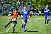 Fotbalisté Slavičína (v modrém) v nedělním 21. kole divize E porazili rivala ze Šternberku 2:1.