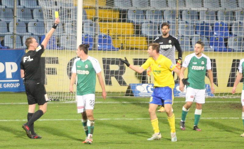 Série tří výher v řadě prvoligových fotbalistů Fastavu Zlín (ve žlutém) v pátek skončila. V rámci 10. kola doma podlehli Jablonci 0:2, který ve druhém poločase využil početní výhodu po vyloučení domácího kanonýra Poznara.