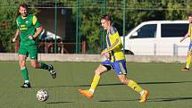 Fotbalisté Baťova (ve žlutém), vítěz krajského přeboru, se se soutěží rozloučili vysokým vítězstvím 9:0 nad Boršicemi. Foto: pro Deník/Jan Zahnaš