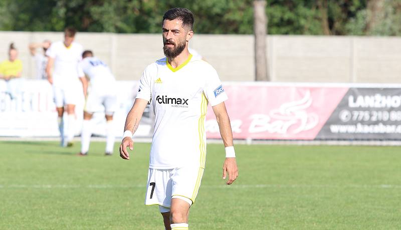 Fotbalisté Zlína (bílé dresy) v Lanžhotě zvítězili 2:0.