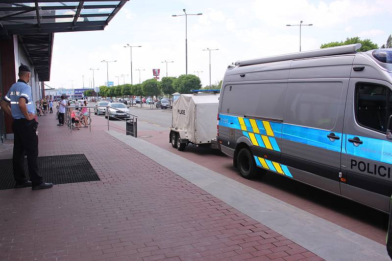 Evakuace zaměstnanců a zákazníků v obchodním centru ve Zlíně Malenovicích